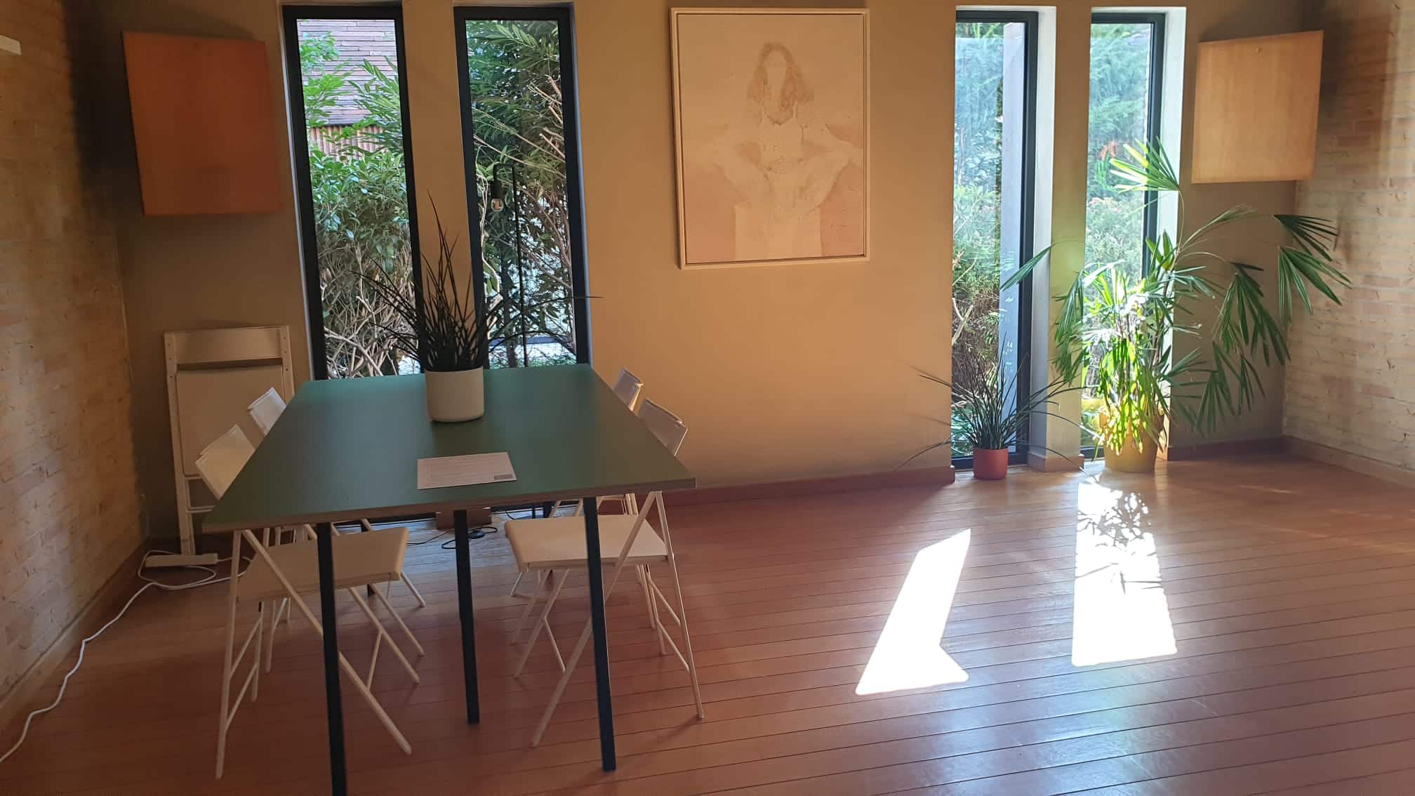 Vergadertafel tot 6 personen met beamer en flipchart
Vanaf 1 september 2026 extra tafel voor max 12 personen.