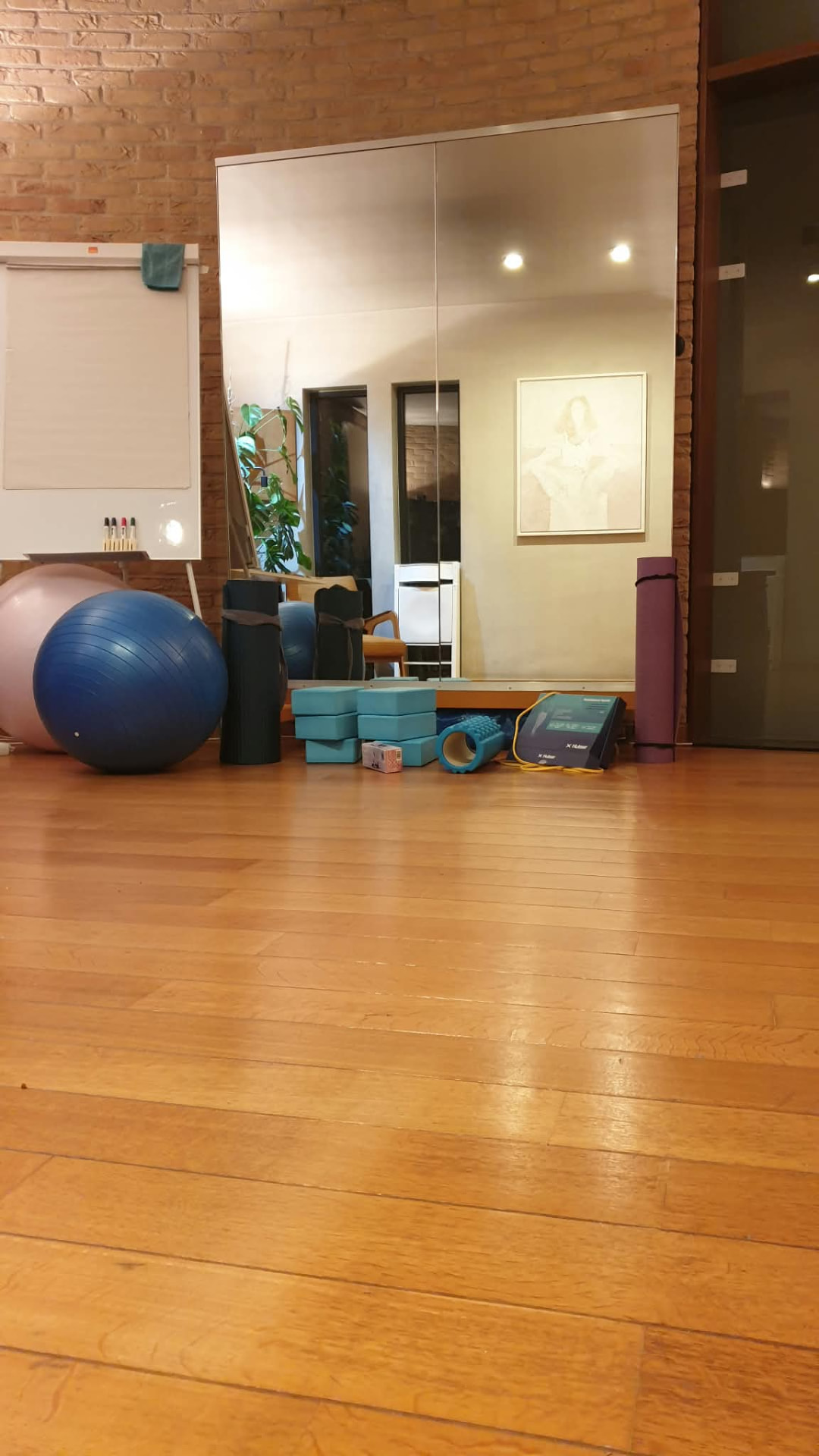 Spiegelwand met yogamateriaal in ESPAI.GENT