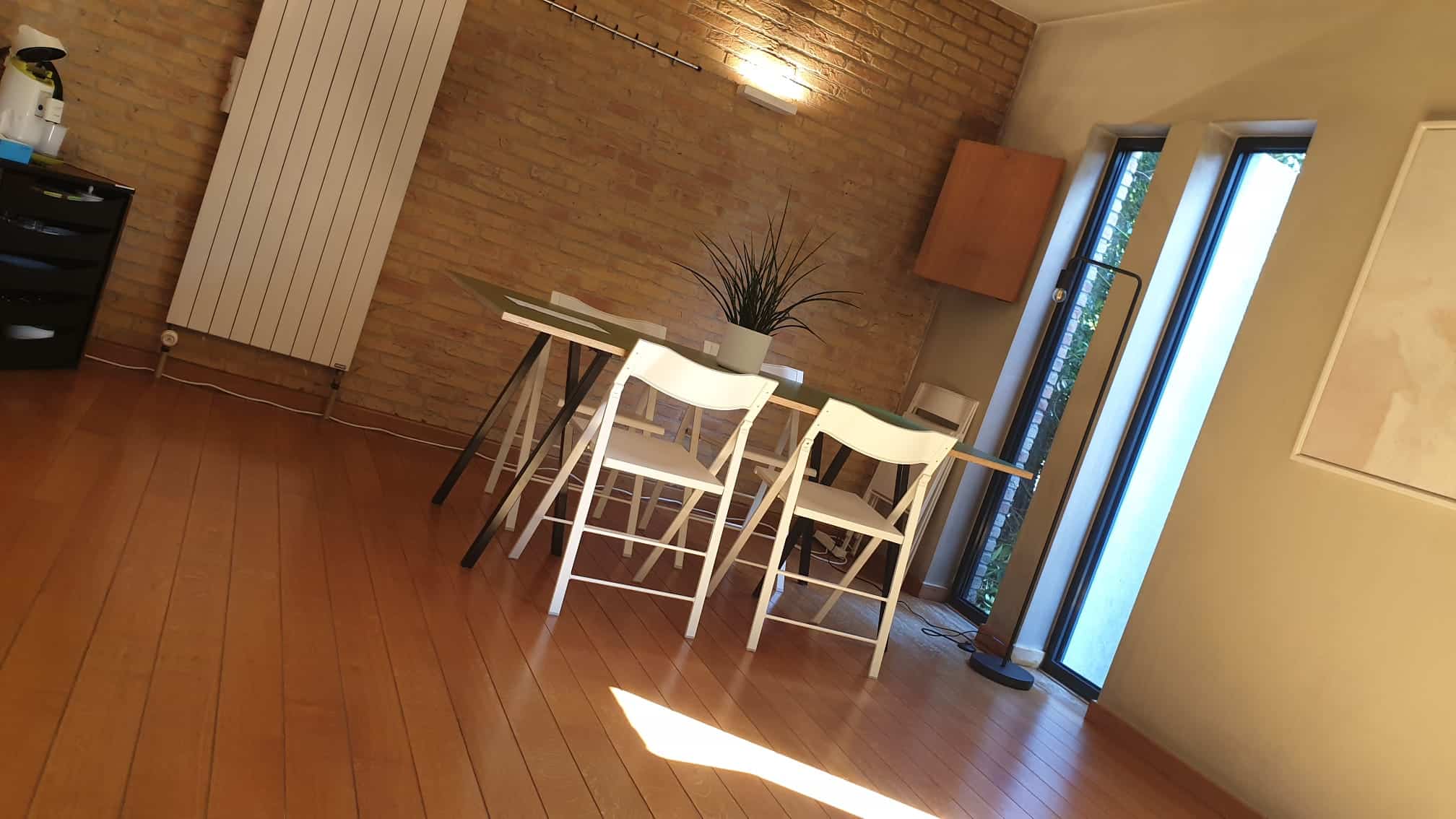 Zaal Lumina met vergadertafel in het licht van een voormalige kapel