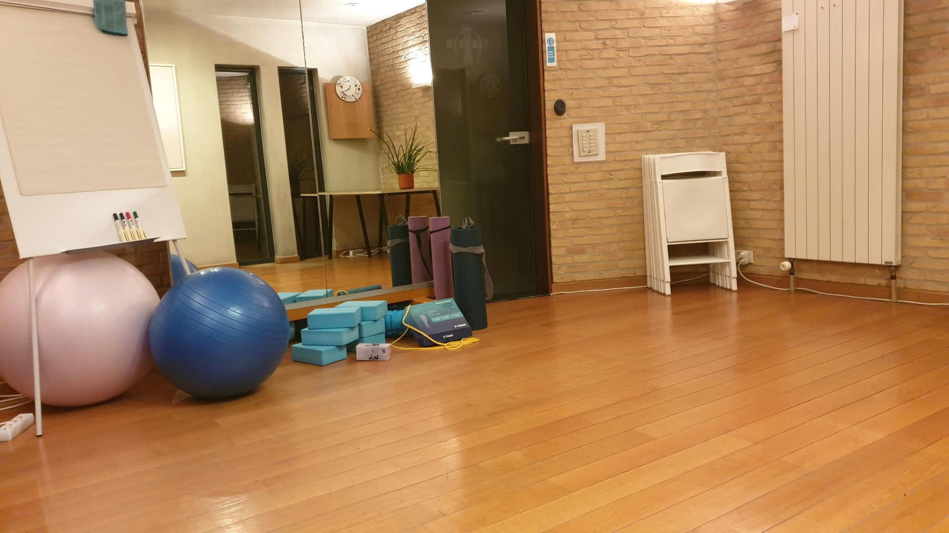 Yogaruimte met houten vloer in ESPAI.GENT